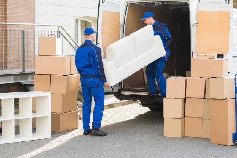 Equipe de mudança residencial carregando caixas para o caminhão em Balneário Camboriú